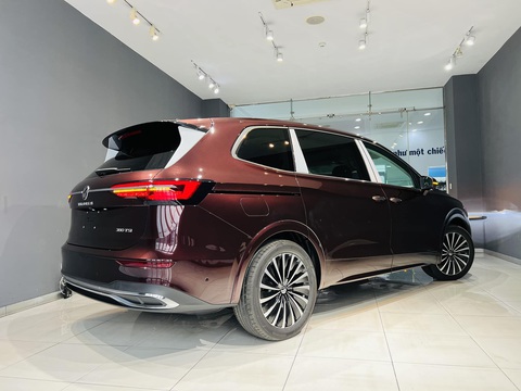 Tin tức giá xe: Volkswagen Viloran và Teramont X tăng giá 20 triệu đồng, chỉ áp dụng cho một số màu- Ảnh 9. Volkswagen Viloran sở hữu nhiều trang bị hỗ trợ người lái tiên tiến như cảnh báo người lái mất tập trung, cảnh báo va chạm sớm và hỗ trợ phanh khẩn cấp, cùng cảm biến va chạm trước/sau, ga tự động thích ứng thông minh, hỗ trợ chuyển làn và tính năng hỗ trợ đỗ xe tự động. Phiên bản Premium được trang bị 7 túi khí, trong khi con số trên bản Luxury lên tới 9 túi khí