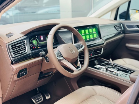 Tin tức giá xe: Volkswagen Viloran và Teramont X tăng giá 20 triệu đồng, chỉ áp dụng cho một số màu- Ảnh 7. Nội thất Viloran không có khác biệt với bản bán tại Trung Quốc. Mẫu xe này có nhiều trang bị cao cấp như màn hình 10,3 inch sau vô lăng, màn hình trung tâm 12 inch kết nối Apple Carplay không dây, điều hòa 3 vùng độc lập, cần số điện tử, phanh đỗ điện tử, cửa sổ trời toàn cảnh...