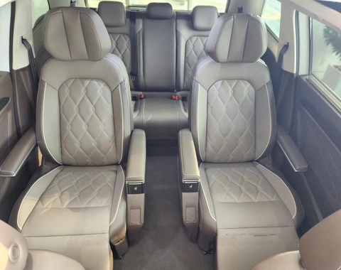Tin tức giá xe: Volkswagen Viloran và Teramont X tăng giá 20 triệu đồng, chỉ áp dụng cho một số màu- Ảnh 8. Hàng ghế sau là loại thương gia có tựa tay, đệm chân, tích hợp sưởi, làm mát và massage. Có thể thấy trang bị tiện nghi trên Volkswagen Viloran vượt trội so với Kia Carnival, đặc biệt ở phía hàng ghế sau