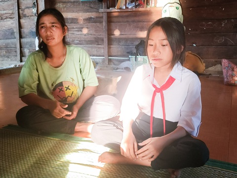 Giao xe cho con lái gây tai nạn chết người, mẹ bị truy tố- Ảnh 1. Bà Rơ Ma Pil cùng con gái trong căn nhà - Ảnh: T.H.
