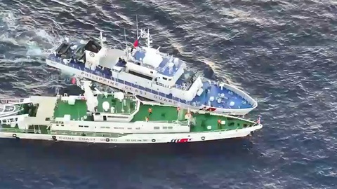 Quan điểm của Việt Nam trước tranh cãi của Trung Quốc, Philippines về yêu sách trên Biển Đông- Ảnh 2. Tàu hải cảnh Trung Quốc và tàu tuần duyên Philippines va chạm trên Biển Đông hôm 5-3 - Ảnh: Tuần duyên Philippines