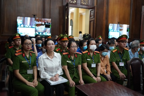 Hệ sinh thái Vạn Thịnh Phát gồm những công ty nào?- Ảnh 3. Bị cáo Trương Mỹ Lan (áo trắng) tại phiên tòa chiều 5-3 - Ảnh: HOÀNG HÙNG