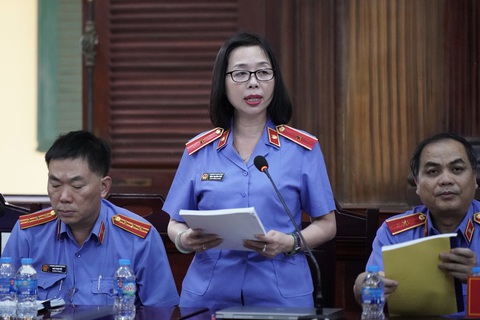 Hệ sinh thái Vạn Thịnh Phát gồm những công ty nào?- Ảnh 1. Đại diện viện kiểm sát đang công bố cáo trạng - Ảnh: HOÀNG HÙNG