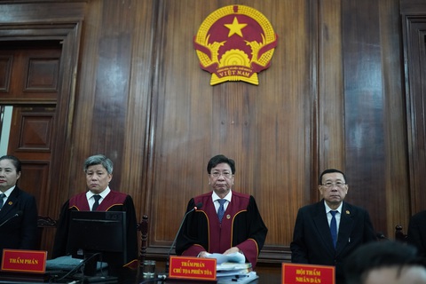 Vụ Vạn Thịnh Phát: Luật sư đề nghị cho vợ chồng bị cáo Trương Mỹ Lan được ngồi khi xét xử- Ảnh 2. Hội đồng xét xử phiên tòa Vạn Thịnh Phát - Ảnh: HOÀNG HÙNG