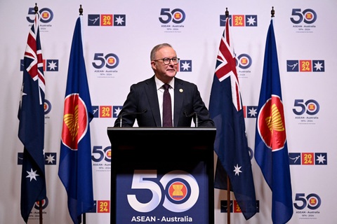 Úc tài trợ 1,3 tỉ USD cho Đông Nam Á để thúc đẩy thương mại- Ảnh 1. Thủ tướng Úc Anthony Albanese phát biểu tại cuộc họp báo trong khuôn khổ Hội nghị cấp cao đặc biệt kỷ niệm 50 năm quan hệ ASEAN - Úc hôm 5-3 - Ảnh: AFP