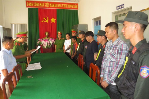 Bắt giam 12 người đánh nhau, gây rối trật tự công cộng- Ảnh 1. Cơ quan công an thi hành các quyết định đối với các đối tượng có liên quan - Ảnh: HỒ GIANG