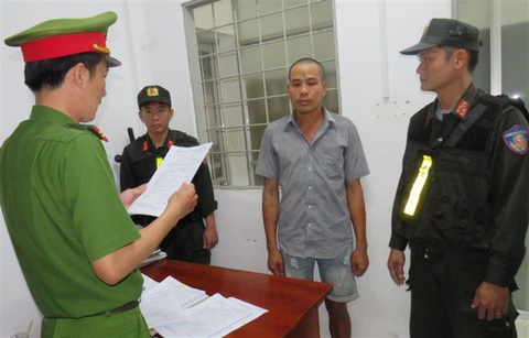 Bắt giam 12 người đánh nhau, gây rối trật tự công cộng- Ảnh 3. Cơ quan công an thi hành các quyết định đối với Nguyễn Văn Thích - Ảnh: HỒ GIANG