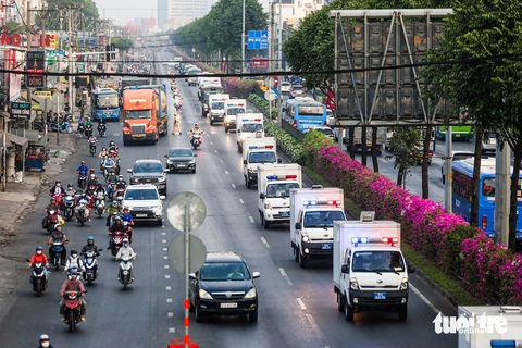 Xét xử vụ Vạn Thịnh Phát: Bị cáo Nguyễn Cao Trí xin vắng mặt trong ngày xử tiếp theo- Ảnh 11. Đoàn xe chở phạm đang trên đường đến tòa - Ảnh: PHƯƠNG QUYÊN