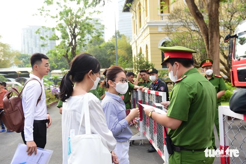 Chùm ảnh xe chở các bị cáo vụ Vạn Thịnh Phát đến tòa- Ảnh 4. Kiểm tra giấy tờ những người tham gia tố tụng - Ảnh: DUYÊN PHAN
