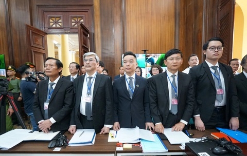 Xét xử vụ Vạn Thịnh Phát: Bị cáo Nguyễn Cao Trí xin vắng mặt trong ngày xử tiếp theo- Ảnh 10. Các luật sư bào chữa cho bị cáo Trương Mỹ Lan (từ trái qua: luật sư Phan Trung Hoài, Nguyễn Huy Thiệp, Giang Hồng Thanh, Trương Thanh Đức, Phan Minh Hoàng) - Ảnh: HOÀNG HÙNG