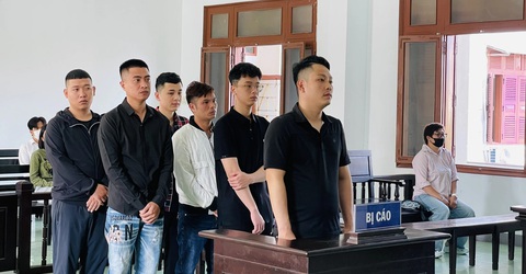 6 bị cáo cho vay lãi nặng tại Phú Yên hầu tòa sáng 5-3 - Ảnh: THẾ MINH 6 bị cáo cho vay lãi nặng tại Phú Yên hầu tòa sáng 5-3 - Ảnh: THẾ MINH