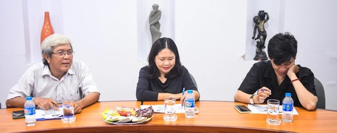 Chấm giải 'Khoảnh khắc Tết của tôi': Bất ngờ với nhiều cách đón Tết độc đáo- Ảnh 4. Từ trái qua: nhà báo Cao Huy Thọ, phó tổng thư ký báo Tuổi Trẻ Trương Bảo Châu, nhà văn Huỳnh Trọng Khang. Nhà văn Nguyễn Trương Quý dự họp online - Ảnh: QUANG ĐỊNH
