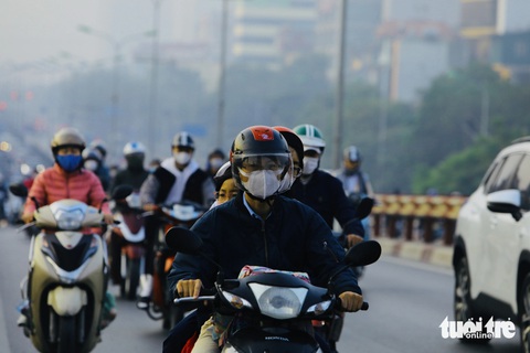 Giữa trưa, chất lượng không khí ở Hà Nội nhiều nơi lại ở ngưỡng xấu- Ảnh 1. Đường phố Hà Nội ngày cuối năm 2023 không khí mù mờ và kết quả quan trắc xấu - Ảnh: DANH KHANG