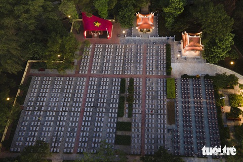 69 tỉ đồng nâng cấp khu mộ liệt sĩ Hà Nội tại Nghĩa trang Trường Sơn- Ảnh 2. Khu mộ liệt sĩ TP Hà Nội lung linh khi thắp nến dịp 27-7 hằng năm - Ảnh: HOÀNG TÁO