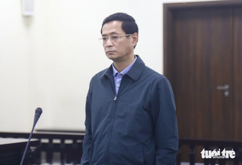 Nhận 'hoa hồng' từ Việt Á, cựu giám đốc CDC Hà Nội lãnh 36 tháng tù, cho hưởng án treo- Ảnh 1. Bị cáo Trương Quang Việt, cựu giám đốc CDC Hà Nội, tại tòa - Ảnh: DANH TRỌNG