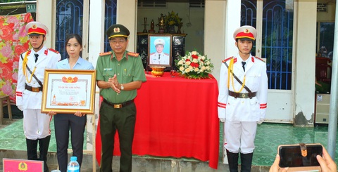 Trao bằng Tổ quốc ghi công cho liệt sĩ Hồ Tấn Dương hy sinh khi bắt trộm- Ảnh 1. Giám đốc Công an tỉnh Đồng Tháp trao bằng Tổ quốc ghi công cho đại diện gia đình liệt sĩ Hồ Tấn Dương - Ảnh: ĐẶNG TUYẾT