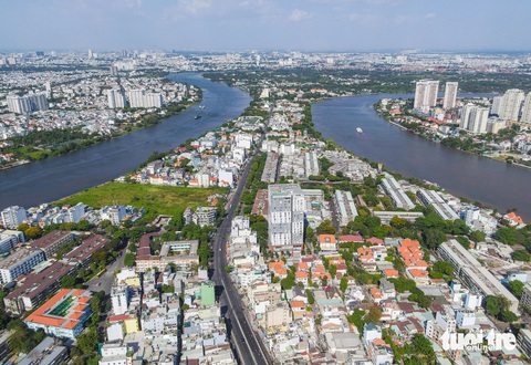 Nếu thành công viên sinh thái, tiếp cận Thanh Đa bằng cáp treo tốt hơn xây cầu- Ảnh 1. Đường Bình Quới nối từ cầu Kinh (hướng Xô Viết Nghệ Tĩnh) là lối độc đạo dẫn vào bán đảo Thanh Đa hiện nay - Ảnh: CHÂU TUẤN