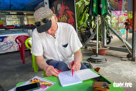 Nếu thành công viên sinh thái, tiếp cận Thanh Đa bằng cáp treo tốt hơn xây cầu- Ảnh 3. Ông Laurent Perrin, nhà quy hoạch cấp cao của Viện Quy hoạch vùng Paris, đang vẽ bản đồ Thanh Đa, hướng làm cáp treo (trong chuyến khảo sát thực tế trên bán đảo Thanh Đa ngày 3-3) - Ảnh: CHÂU TUẤN
