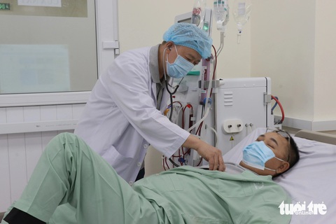 Bên trong nơi chạy thận khang trang ở Bệnh viện Đa khoa khu vực Hóc Môn- Ảnh 2. Bác sĩ CKI Nguyễn Thanh Hoàng - trưởng khoa nội thận - lọc máu Bệnh viện Đa khoa khu vực Hóc Môn - thăm khám bệnh nhân suy thận đang theo lọc máu tại bệnh viện