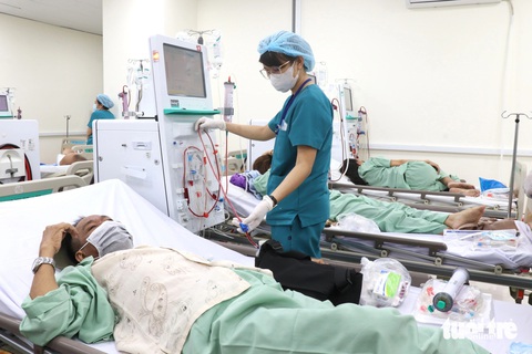 Bên trong nơi chạy thận khang trang ở Bệnh viện Đa khoa khu vực Hóc Môn- Ảnh 3. Hiện khoa nội thận - lọc máu đang quản lý, theo dõi điều trị cho 114 bệnh nhân suy thận giai đoạn cuối. Mỗi ngày có 3 ca lọc máu, với mỗi ca có 40 bệnh nhân, thời gian lọc máu kéo dài từ 3,5 - 4 tiếng đồng hồ/ca