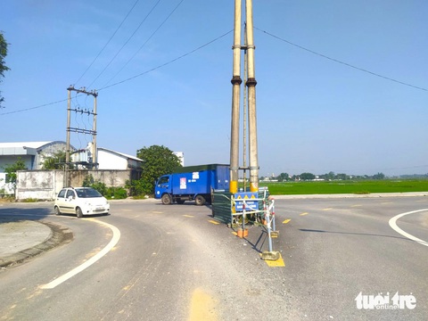 Cột điện 'đứng' giữa đường gây bất an cho người tham gia giao thông- Ảnh 1. Hai cột điện "án ngữ" giữa ngã ba đường tại TP Hà Tĩnh - Ảnh: LÊ MINH