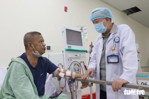 Bên trong nơi chạy thận khang trang ở Bệnh viện Đa khoa khu vực Hóc Môn- Ảnh 5. Ông Trần Thanh Sang (54 tuổi, ngụ xã Xuân Thới Thượng, huyện Hóc Môn, TP.HCM) cho biết khoa nội thận - lọc máu Bệnh viện Đa khoa khu vực Hóc Môn đã "mở rộng vòng tay" tiếp nhận ông vào chạy thận lúc đỉnh dịch COVID-19. Lúc bấy giờ, nhiều bệnh viện khác từ chối do chuyển công năng, từ chối tiếp nhận ông