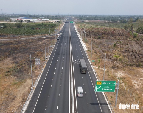 Các phương án thay đổi biển chỉ dẫn tại nút giao cao tốc qua tỉnh Bình Thuận- Ảnh 6. Đặc biệt tại nút giao Phan Thiết, hay còn gọi là nút giao Ba Bàu ở huyện Hàm Thuận Nam. Nút giao này đến gần trung tâm TP Phan Thiết nhất nhưng trên biển chỉ dẫn ít ghi địa danh Phan Thiết. Nhiều du khách phản ánh do không nắm rõ nên thường đi lố qua nút giao này khi đến trung tâm TP Phan Thiết.