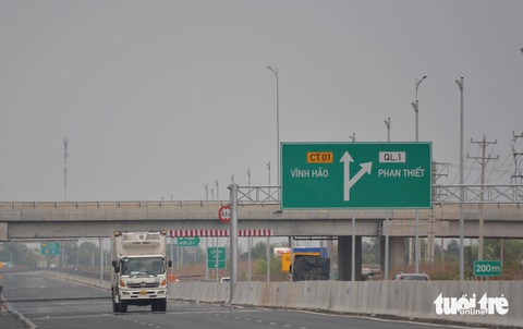 Các phương án thay đổi biển chỉ dẫn tại nút giao cao tốc qua tỉnh Bình Thuận- Ảnh 7. Ông Huỳnh Ngọc Thanh - phó giám đốc Sở Giao thông vận tải tỉnh Bình Thuận - giải thích do nút giao lớn này có cầu vượt đến địa danh Ba Bàu của huyện Hàm Thuận Nam nên nhiều người quen gọi thành nút giao Ba Bàu. Địa danh này chủ yếu người địa phương biết, du khách từ nơi khác sẽ không nắm rõ. Vì vậy, nút giao này sẽ bổ sung địa danh TP Phan Thiết vào các biển chỉ dẫn khoảng cách đến lối ra phía trước. Còn tên địa danh huyện Hàm Thuận Nam sẽ bổ sung vào sơ đồ lối ra một chiều.