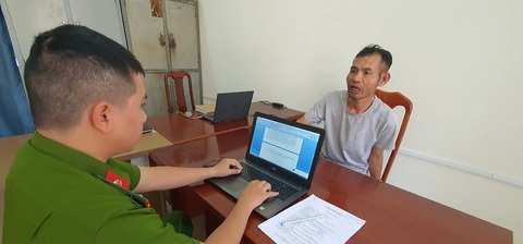 Tuấn bị bắt giữ sau lkhi thực hiện hành vi hiếp dâm, cướp tài sẩn rồi bỏ trốn - Ảnh: SỸ ĐỨC Tuấn bị bắt giữ sau khi thực hiện hành vi hiếp dâm, cướp tài sản rồi bỏ trốn - Ảnh: SỸ ĐỨC