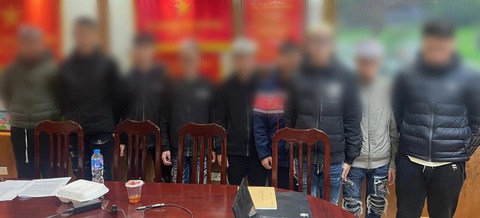 Bắt giữ gần 20 thanh thiếu niên 'hỗn chiến' trên phố Hà Nội- Ảnh 1. Các nghi phạm tại cơ quan công an - Ảnh: Công an cung cấp
