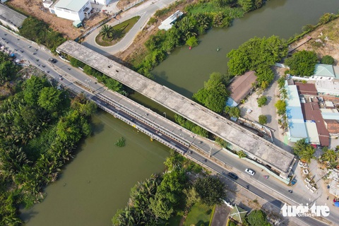 Những cây cầu trọng điểm ở Thủ Đức: Chỗ thi công, chỗ yên ắng- Ảnh 1. Cầu Tăng Long nằm trên tuyến đường Lã Xuân Oai bắc ngang rạch Trau Trảu. Đây là cầu có vai trò lớn kết nối giao thông cả đường bộ lẫn đường thủy TP Thủ Đức. Theo thiết kế, dự án cầu Tăng Long dài 680m, trong đó phần cầu dài 231m chia làm 2 nhánh, mỗi nhánh rộng 11m và lề đi bộ - Ảnh: PHƯƠNG NHI
