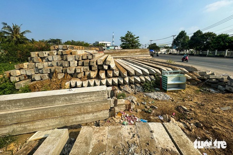 Những cây cầu trọng điểm ở Thủ Đức: Chỗ thi công, chỗ yên ắng- Ảnh 3. Chiều 6-3, vật liệu xây dựng nằm ngổn ngang trên đường Lã Xuân Oai nhưng vắng bóng công nhân thi công. Theo Ban Giao thông, hiện TP Thủ Đức đã bàn giao 16/34 trường hợp giải phóng mặt bằng, tuy nhiên do mặt bằng tiếp nhận không liên tục nên vẫn chưa thể thi công trở lại công trình. - Ảnh: THU DUNG