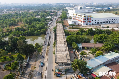 Những cây cầu trọng điểm ở Thủ Đức: Chỗ thi công, chỗ yên ắng- Ảnh 5. Dự án xây dựng cầu Tăng Long có tổng quy mô 2,62ha, vốn đầu tư 741,1 tỉ đồng, có 34 hộ dân bị ảnh hưởng. Trong đó, chi phí xây dựng 688 tỉ đồng, chi phí bồi thường giải phóng mặt bằng 53,1 tỉ đồng. Người dân sống gần khu vực này bày tỏ mong chờ cây cầu hoàn thành từng ngày để đi lại thuận tiện, đời sống phát triển hơn - Ảnh: PHƯƠNG NHI