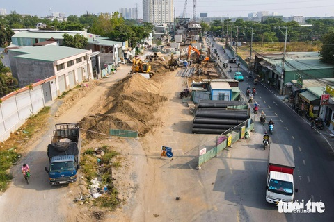 Những cây cầu trọng điểm ở Thủ Đức: Chỗ thi công, chỗ yên ắng- Ảnh 7. Chạy dọc công trình, theo quan sát của phóng viên, có khoảng 20 công nhân đang làm việc. Ban Giao thông cho hay dự án cầu Nam Lý thi công trở lại từ tháng 4-2023 (sau thời gian dài tạm ngưng), đang làm đường dẫn cùng với hạng mục trên mặt cầu, khối lượng thi công toàn dự án đến nay đạt khoảng 75% - Ảnh: PHƯƠNG NHI