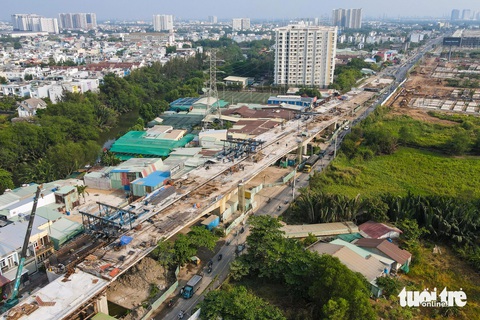 Những cây cầu trọng điểm ở Thủ Đức: Chỗ thi công, chỗ yên ắng- Ảnh 9. Cuối tháng 10-2023 vừa qua, cầu Nam Lý hợp long nhịp chính - Ảnh: PHƯƠNG NHI