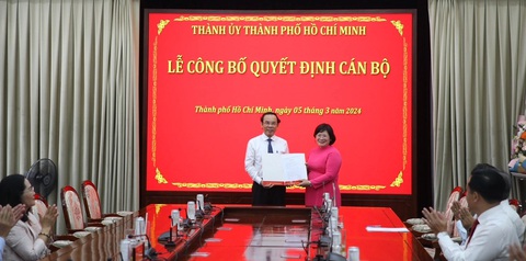 Bà Văn Thị Bạch Tuyết làm trưởng Ban Tổ chức Thành ủy TP.HCM- Ảnh 1. Bí thư Thành ủy TP.HCM Nguyễn Văn Nên trao quyết định cho tân Trưởng Ban Tổ chức Thành ủy Văn Thị Bạch Tuyết - Ảnh: TIẾN LONG