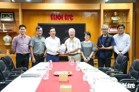 Phóng viên ảnh kỳ cựu Ishikawa Bun'yo: Nhà báo không có tuổi hưu- Ảnh 9. Đại diện Chi hội hữu nghị Việt Nam - Nhật Bản báo Tuổi Trẻ tặng quà kỷ niệm cho ông Ishikawa Bun'yo - Ảnh: PHƯƠNG QUYÊN