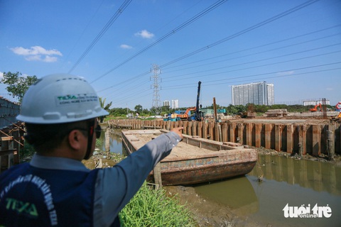 Mở rộng quốc lộ 50 về Long An bị ‘ngắt quãng’ vì vướng 61 mặt bằng- Ảnh 2. Trong ảnh là hướng từ gói thầu số 3 (xây cầu bắc qua con rạch nối liền đường song hành) về khu dân cư Gia Hòa - Ảnh: CHÂU TUẤN