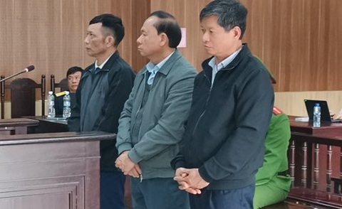 Cựu chủ tịch huyện lãnh án do lợi dụng chức vụ, quyền hạn trong chuyển đổi mục đích sử dụng đất- Ảnh 1. Bị cáo Cầm Bá Xuân (giữa) và đồng phạm - Ảnh: CTV