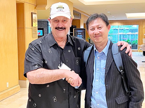 Bác sĩ Nguyễn Đình Luân (phải) và bác sĩ Wayne Francis Yakes (Hoa Kỳ) - người chuyển giao kỹ thuật tiêm cồn chữa dị dạng mạch máu tại Bệnh viện Nhân dân Gia Định - Ảnh: BSCC Bác sĩ Nguyễn Đình Luân (phải) và bác sĩ Wayne Francis Yakes (Hoa Kỳ) - người chuyển giao kỹ thuật tiêm cồn chữa dị dạng mạch máu tại Bệnh viện Nhân dân Gia Định - Ảnh: BSCC