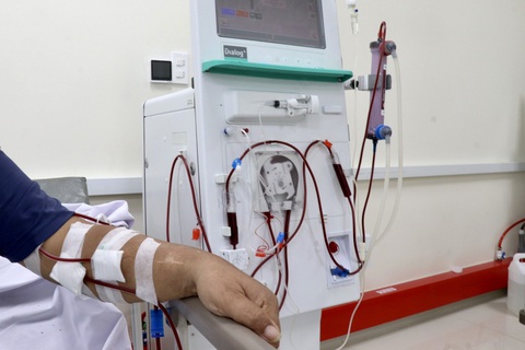 Bên trong nơi chạy thận khang trang ở Bệnh viện Đa khoa khu vực Hóc Môn- Ảnh 6. Bệnh viện Đa khoa khu vực Hóc Môn đã được HĐND TP.HCM phê duyệt mua sắm thêm 40 máy thận nhân tạo cho bệnh viện. Như vậy, với 20 máy thận nhân tạo hiện hữu, trong năm nay bệnh viện sẽ có 60 máy thận nhân tạo