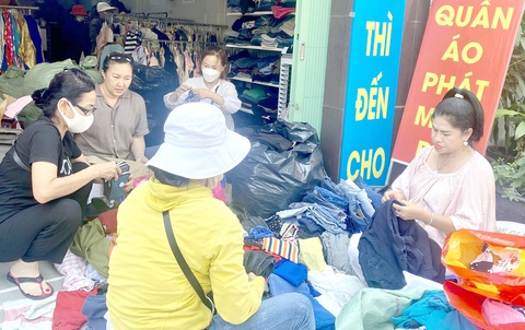 Bà Thu Uyên (bìa phải) cùng bạn bè phân loại quần áo của bà con đem đến cho gian hàng 0 đồng - Ảnh: DIỆU QUÍ Bà Thu Uyên (bìa phải) cùng bạn bè phân loại quần áo của bà con đem đến cho gian hàng 0 đồng - Ảnh: DIỆU QUÍ