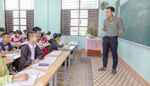 Tương và Vũ ngồi cùng bàn đầu, cùng học và làm đôi chân cho bạn đến trường trong gần 3 năm qua - Ảnh: HOÀNG TÁO Tương và Vũ ngồi cùng bàn đầu, cùng học và làm đôi chân cho bạn đến trường trong gần 3 năm qua - Ảnh: HOÀNG TÁO