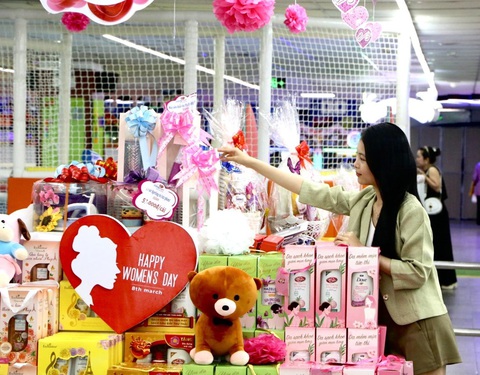 Siêu thị ngập tràn khuyến mãi dịp 8-3- Ảnh 1. Các nhãn hàng mỹ phẩm quen thuộc đều tung những gói quà tặng với giá cả hợp lý - Ảnh: M.T