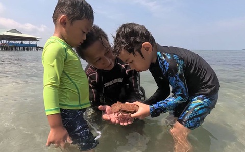 Các em nhỏ tham gia một buổi thả tôm mũ ni của Feed the ocean - Ảnh: Sasa Team Các em nhỏ tham gia một buổi thả tôm mũ ni của Feed the ocean - Ảnh: Sasa Team