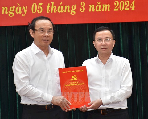 Thành ủy TP.HCM có thêm 5 thành ủy viên- Ảnh 3. Ông Nguyễn Văn Nên trao Quyết định cho ông Đặng Quốc Toàn - chánh Văn phòng UBND TP.HCM - Ảnh: Website Thành ủy