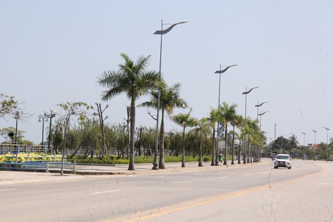 Ngắm đường bờ Nam sông Trà Khúc tuyệt đẹp, nối TP Quảng Ngãi về hướng biển- Ảnh 4. Dọc tuyến đường có nhiều công viên được bố trí làm nơi nghỉ ngơi, thư giãn của người dân - Ảnh: T.M.