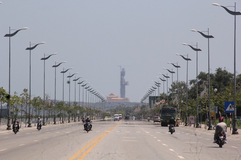 Ngắm đường bờ Nam sông Trà Khúc tuyệt đẹp, nối TP Quảng Ngãi về hướng biển- Ảnh 2. Đường bờ Nam sông Trà Khúc là cung đường đẹp bậc nhất tỉnh Quảng Ngãi - Ảnh: T.M.