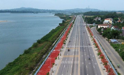 Ngắm đường bờ Nam sông Trà Khúc tuyệt đẹp, nối TP Quảng Ngãi về hướng biển- Ảnh 3. Tuyến đường chạy dọc theo sông Trà Khúc, kết nối TP Quảng Ngãi về phía biển - Ảnh: T.M.