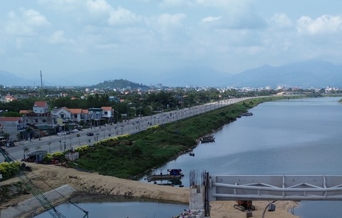Ngắm đường bờ Nam sông Trà Khúc tuyệt đẹp, nối TP Quảng Ngãi về hướng biển- Ảnh 5. Trong thời gian tới, đường Trường Sa sẽ kết nối với đập dâng hạ lưu sông Trà Khúc - Ảnh: T.M.